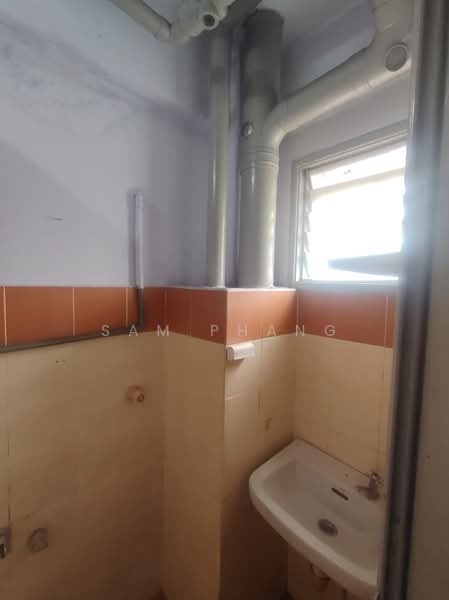 Pangsapuri untuk Dijual di Apartment Sri Rakyat - Sam Phang - Bathroom - PropertyGuru.com.my