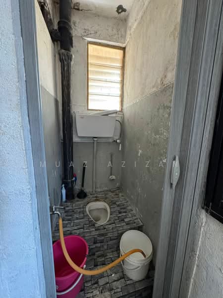 Rumah Flat untuk Dijual di Taman Teluk Kumbar - Muaz Azizan - Bathroom - PropertyGuru.com.my