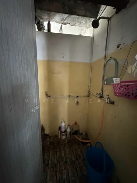 Rumah Flat untuk Dijual di Taman Teluk Kumbar - Muaz Azizan - Bathroom - PropertyGuru.com.my
