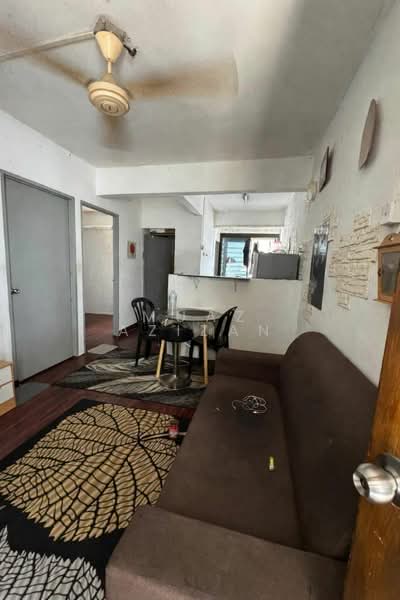 Rumah Flat untuk Dijual di Taman Teluk Kumbar - Muaz Azizan - Living Room - PropertyGuru.com.my