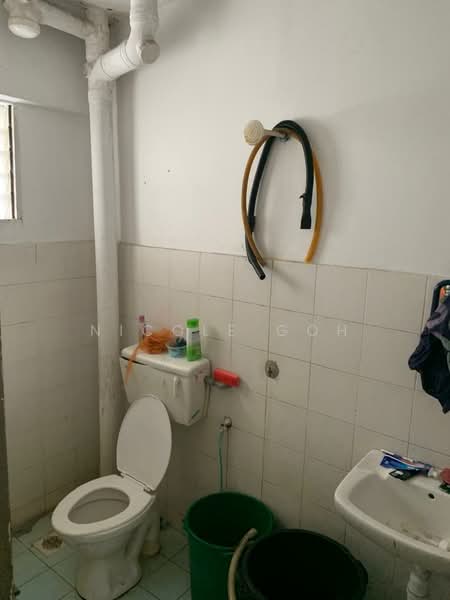 Rumah Flat untuk Dijual di Danau Kota Flat - Nicole Goh - Bathroom - PropertyGuru.com.my
