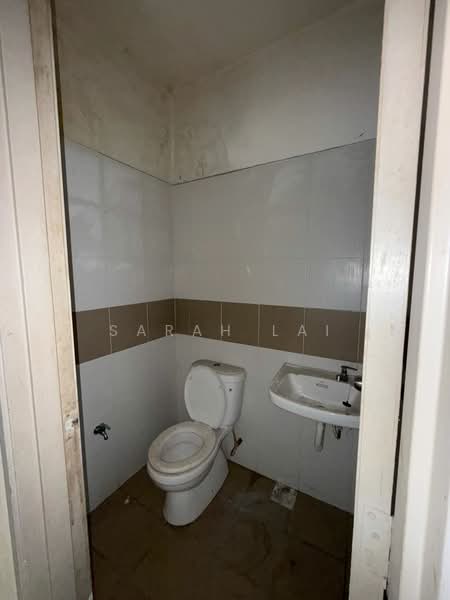 Shop / Office for Rent in Taman Putri Kulai (Kulai) - Sarah Lai - Bathroom - PropertyGuru.com.my