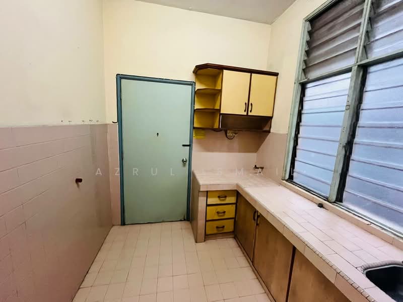 Pangsapuri untuk Dijual di Putri Apartment - Azrul Ismail - Kitchen - PropertyGuru.com.my