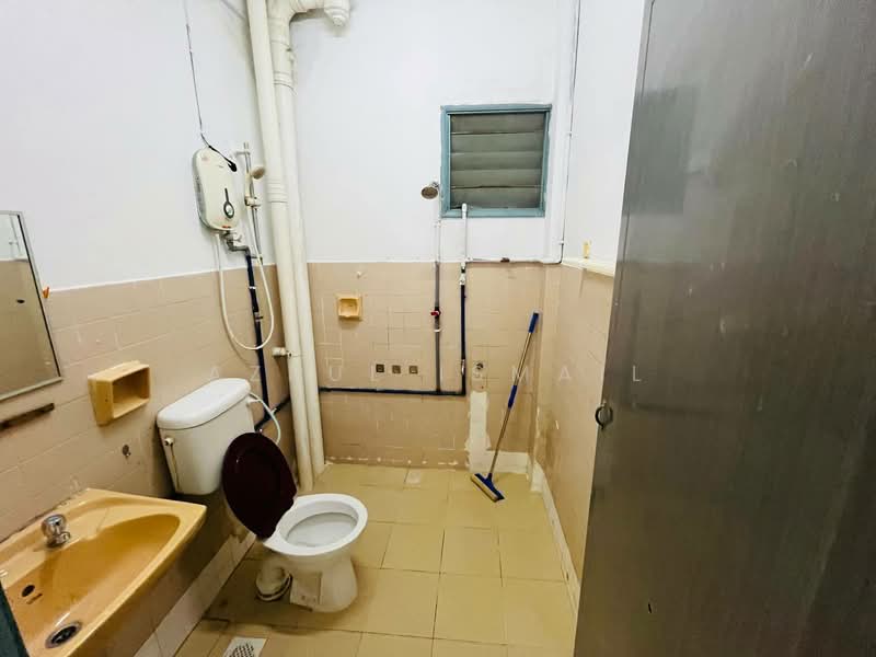 Pangsapuri untuk Dijual di Putri Apartment - Azrul Ismail - Bathroom - PropertyGuru.com.my