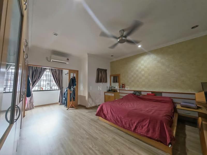 Rumah Teres 2 Tingkat untuk Disewa di Permas Jaya (Johor) - Rain Ng - Master Bedroom - PropertyGuru.com.my