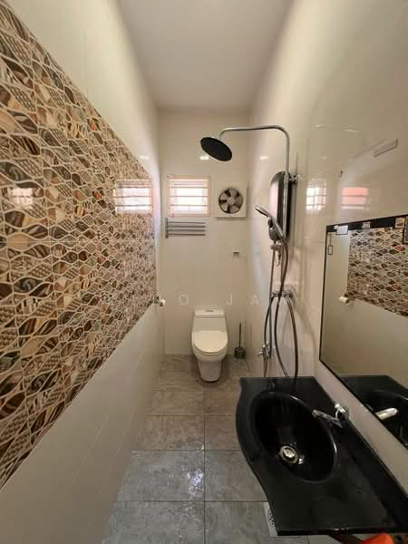 1.5-storey Terraced House for Sale in Taman Gaya (Ulu Tiram) - Kino Jaw - Bathroom - PropertyGuru.com.my