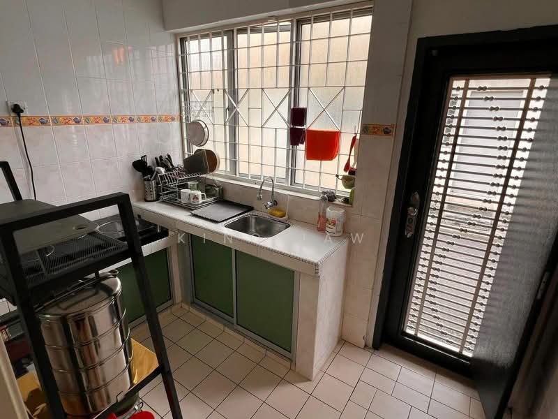 1.5-storey Terraced House for Sale in Taman Gaya (Ulu Tiram) - Kino Jaw - Kitchen - PropertyGuru.com.my