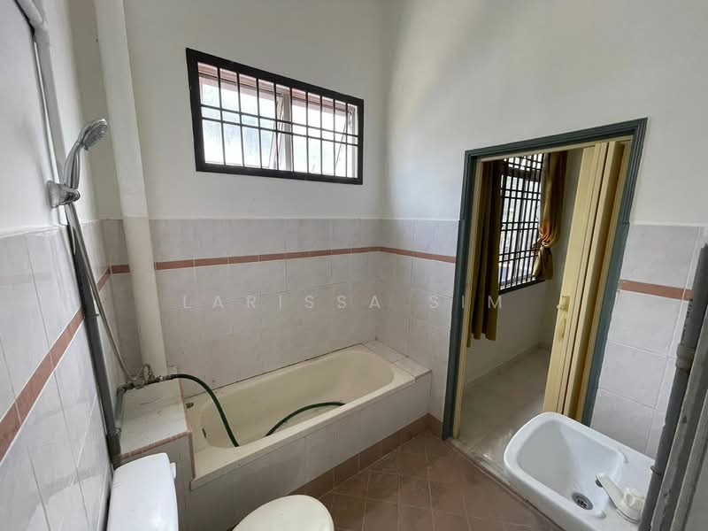 Rumah Teres 2 Tingkat untuk Dijual di Taman Pulai Utama (Skudai) - Larissa Sim - Bathroom - PropertyGuru.com.my