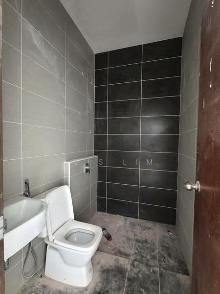 Semi-Detached House for Sale in Taman Seri Austin (Tebrau) - Luis Lim - Bathroom - PropertyGuru.com.my