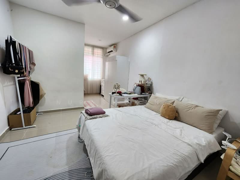 Rumah Banglo untuk Dijual di Desa Pinggiran Putra (Dengkil) - Nurashekin . - Bedroom - PropertyGuru.com.my