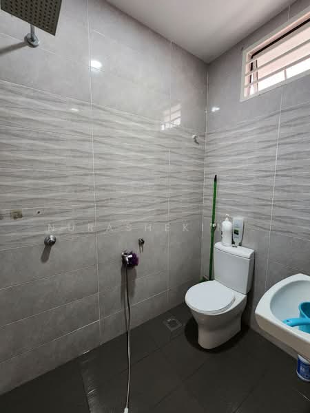 Rumah Banglo untuk Dijual di Desa Pinggiran Putra (Dengkil) - Nurashekin . - Bathroom - PropertyGuru.com.my