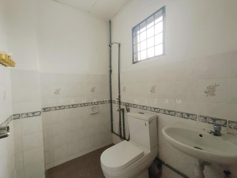 Rumah Teres untuk Dijual di Bandar Kinrara Seksyen 5 (Bandar Kinrara) - Shahrul Nizam - Bathroom - PropertyGuru.com.my