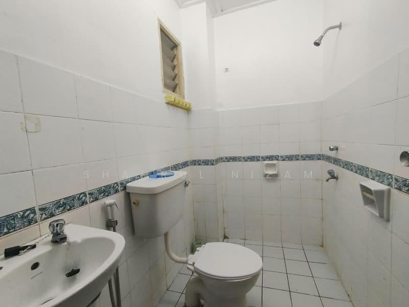 Rumah Teres untuk Dijual di Bandar Kinrara Seksyen 5 (Bandar Kinrara) - Shahrul Nizam - Bathroom - PropertyGuru.com.my