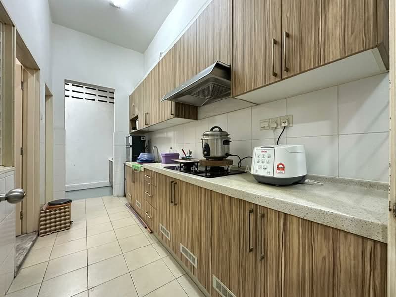 2.5-storey Terraced House for Sale in Bandar Country Homes (Rawang) - Roman Yap - Kitchen - PropertyGuru.com.my
