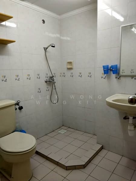 Apartment for Rent at Bunga Raya Apartment - Alex Wong Weng Kit - Bathroom - PropertyGuru.com.my