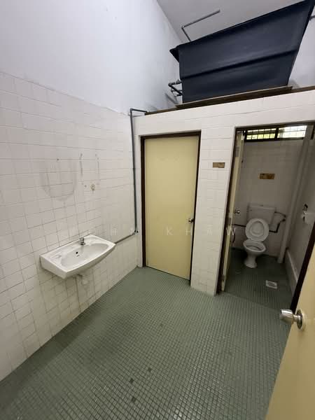 Factory for Rent in Puchong (Selangor) - John Khaw - Bathroom - PropertyGuru.com.my