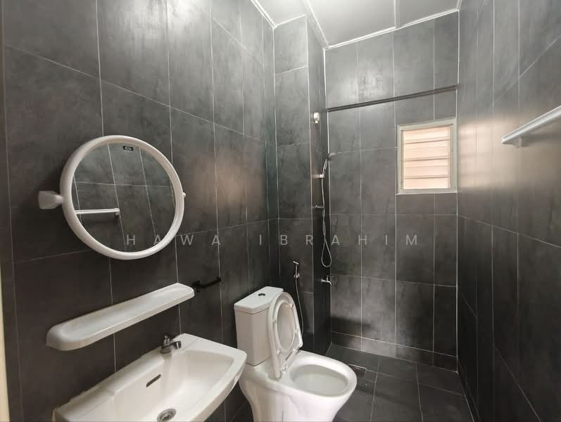 Pangsapuri untuk Dijual di Vista Seri Putra - Hawa Ibrahim - Bathroom - PropertyGuru.com.my