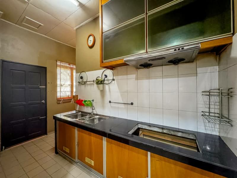 Rumah Berkembar untuk Dijual di Seksyen 6 (Bangi) - Zaty Jasmin - Kitchen - PropertyGuru.com.my