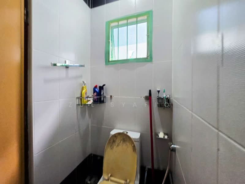 Bungalow for Sale in Kampung Sungai Pelong (Sungai Buloh) - Zul Syafiq - Bathroom - PropertyGuru.com.my