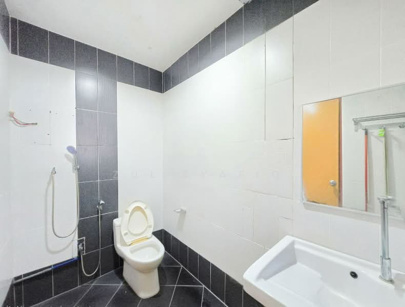 Bungalow for Sale in Kampung Sungai Pelong (Sungai Buloh) - Zul Syafiq - Bathroom - PropertyGuru.com.my