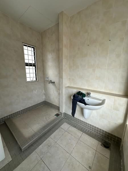 Semi-Detached House for Sale in Bandar Putra Permai (Seri Kembangan) - Masnizah Arifin - Bathroom - PropertyGuru.com.my