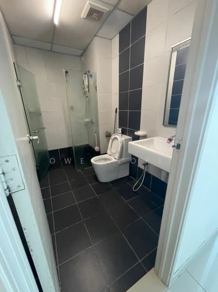 Servis Apartment untuk Disewa di Centrestage Designer Suite - Owen Loke - Bathroom - PropertyGuru.com.my