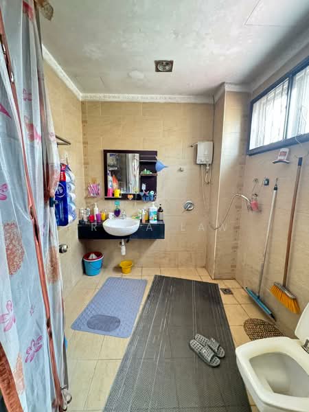 Semi-Detached House for Sale in Taman Naga Emas (Salak South) - Erica Law - Bathroom - PropertyGuru.com.my