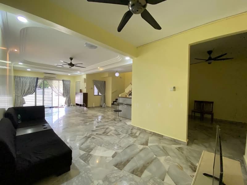 Rumah Teres 2 Tingkat untuk Disewa di Seksyen 13 (Shah Alam) - Nadia Shukri - Living Room - PropertyGuru.com.my