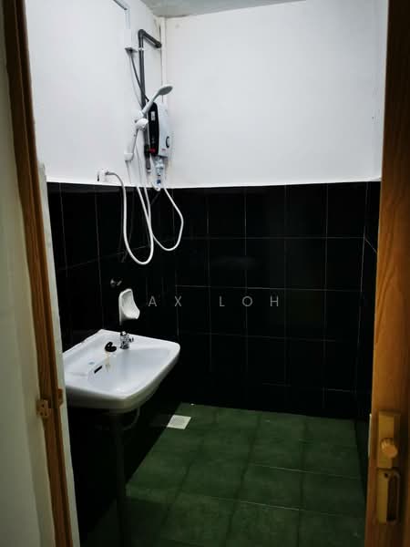 Rumah Teres 1 Tingkat untuk Disewa di Taman Sri Skudai (Skudai) - Max Loh - Bathroom - PropertyGuru.com.my