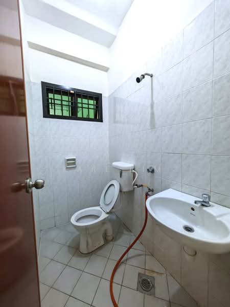 Rumah Teres 2 Tingkat untuk Dijual di Taman Mount Austin (Tebrau) - Karl Lim - Bathroom - PropertyGuru.com.my