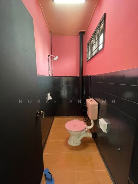 2-storey Terraced House for Sale in Bukit Sentosa (Rawang) - Norafian SMH - Bathroom - PropertyGuru.com.my