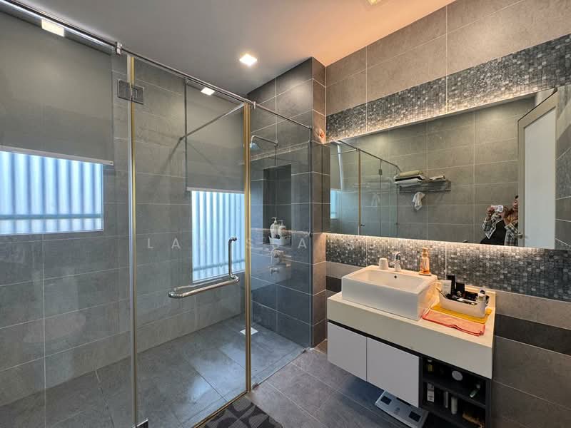 Semi-Detached House for Sale in Taman Sutera (Johor Bahru) - Larissa Sim - Bathroom - PropertyGuru.com.my