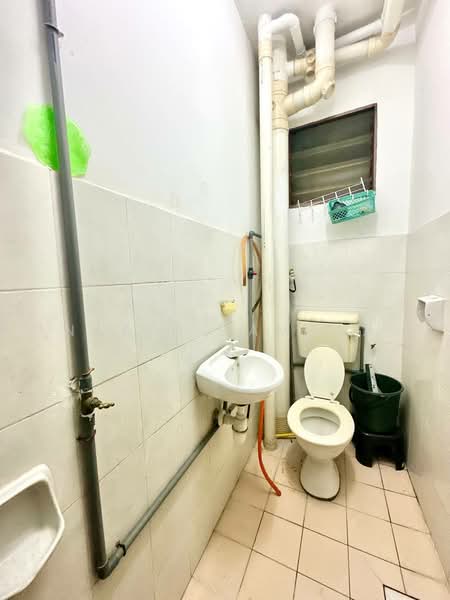 Pangsapuri untuk Dijual di Jelutong Apartment - Nabil Hamzah - Bathroom - PropertyGuru.com.my