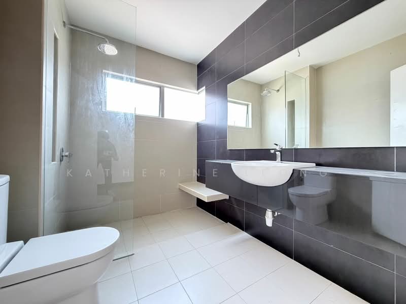 Rumah Berkembar untuk Dijual di Kota Emerald (Rawang) - Katherine Leong - Bathroom - PropertyGuru.com.my
