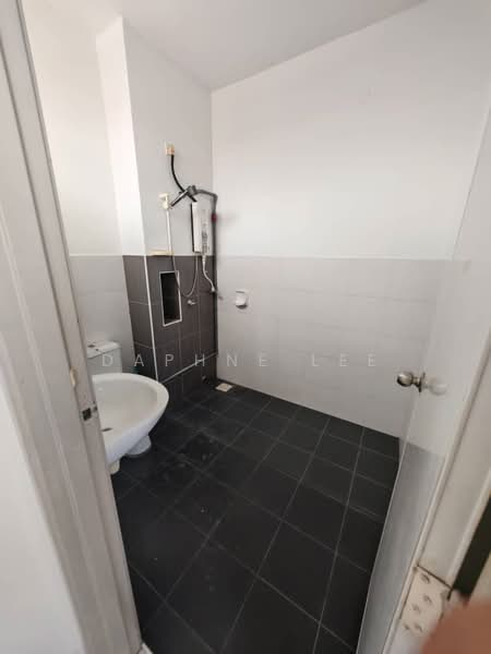 Rumah Teres 2 Tingkat untuk Dijual di Setia Tropika (Johor Bahru) - Daphne Lee - Bathroom - PropertyGuru.com.my