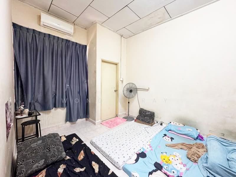 1-storey Terraced House for Sale in Taman Johor Jaya (Johor Bahru) - Wong Ouray - Bedroom - PropertyGuru.com.my