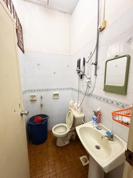 1-storey Terraced House for Sale in Taman Johor Jaya (Johor Bahru) - Wong Ouray - Bathroom - PropertyGuru.com.my