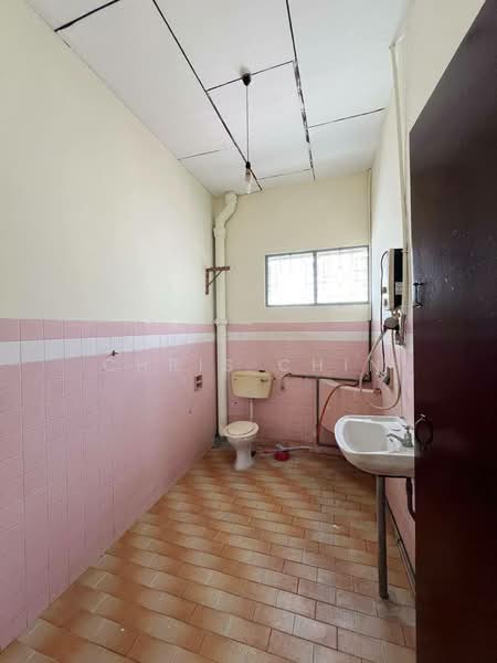 Semi-Detached House for Sale in Taman Iskandar (Johor Bahru) - Chris Chin - Bathroom - PropertyGuru.com.my