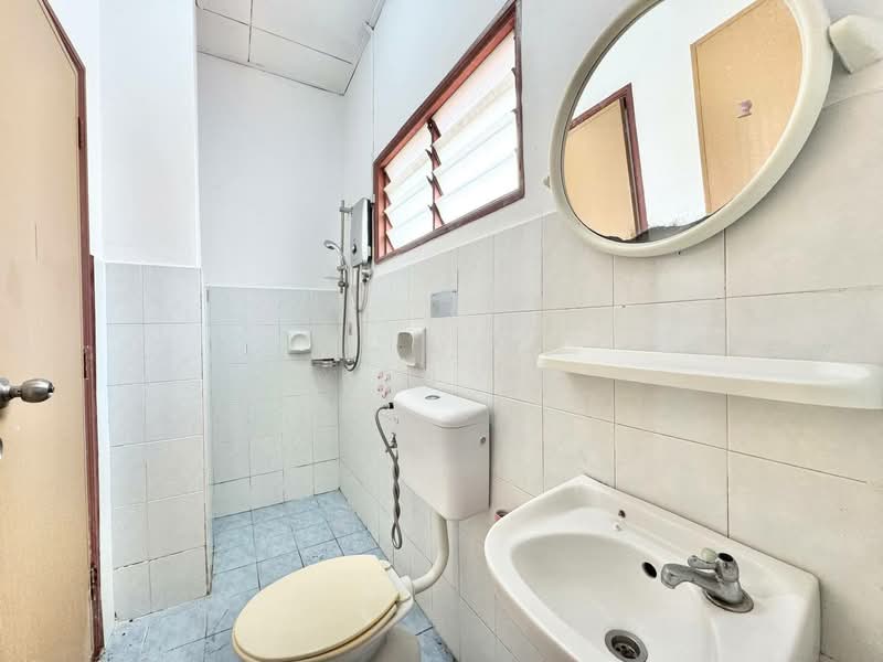 Rumah Teres 2 Tingkat untuk Dijual di Bandar Saujana Putra (Tanjong Duabelas) - Azira Ahmad - Bathroom - PropertyGuru.com.my