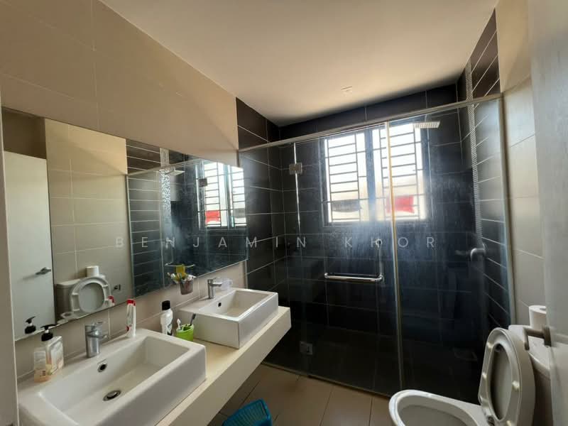 2-storey Terraced House for Sale in 16 Sierra (Puchong) - Benjamin Khor - Master Bath - PropertyGuru.com.my