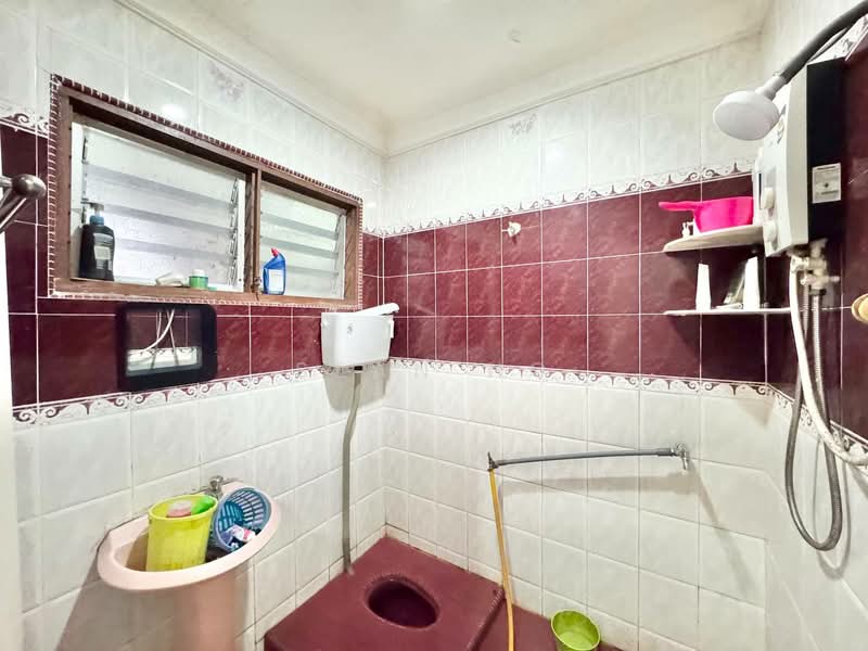 2-storey Terraced House for Sale in Dengkil (Selangor) - Azira Ahmad - Bathroom - PropertyGuru.com.my