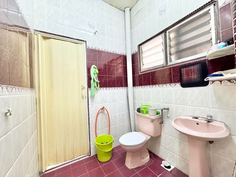 2-storey Terraced House for Sale in Dengkil (Selangor) - Azira Ahmad - Bathroom - PropertyGuru.com.my