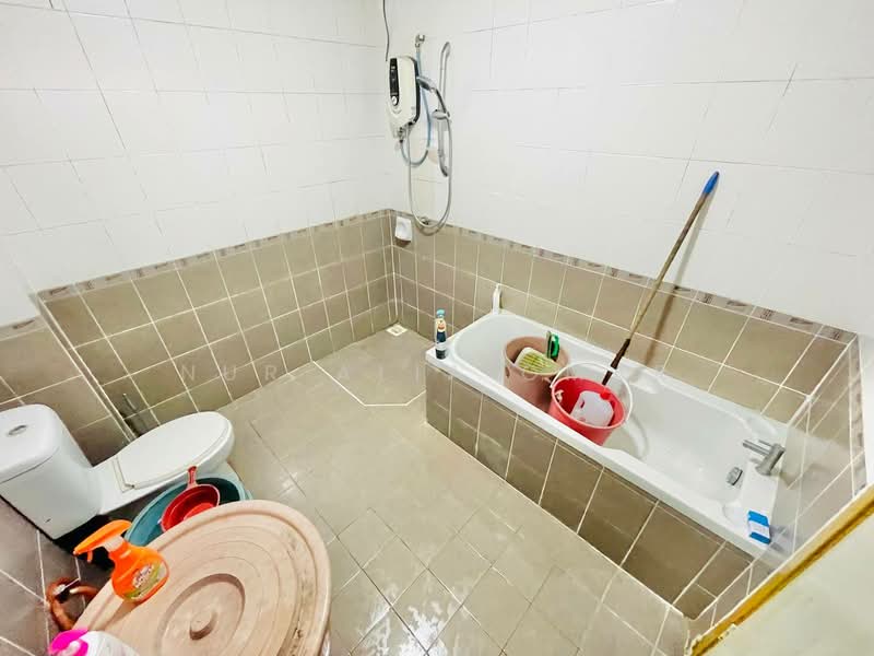 Semi-Detached House for Sale in Puchong (Selangor) - Nur Alia Omar - Bathroom - PropertyGuru.com.my