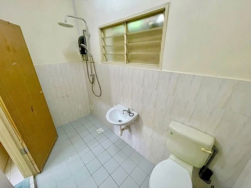 1-storey Terraced House for Sale in Saujana Puchong (Puchong) - Evan Goh - Bathroom - PropertyGuru.com.my