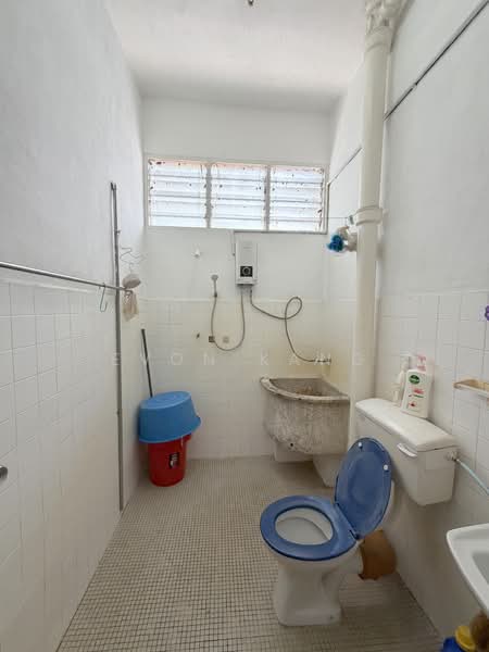 Pangsapuri untuk Dijual di Rifle Court - Evon Kang - Bathroom - PropertyGuru.com.my
