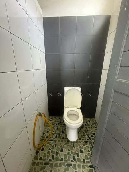 Warehouse for Rent in Kuching (Sarawak) - Jeno Tan - Bathroom - PropertyGuru.com.my