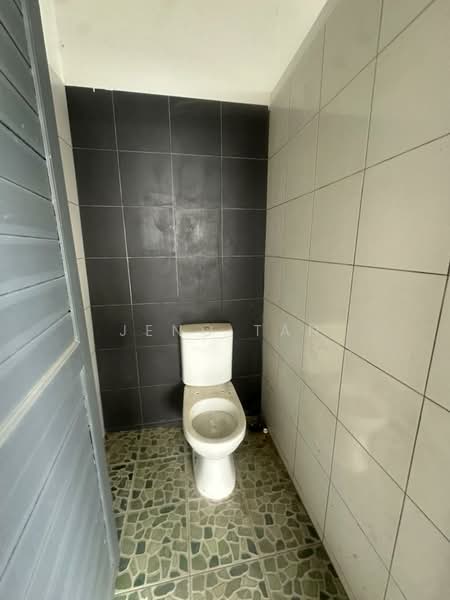Warehouse for Rent in Kuching (Sarawak) - Jeno Tan - Bathroom - PropertyGuru.com.my