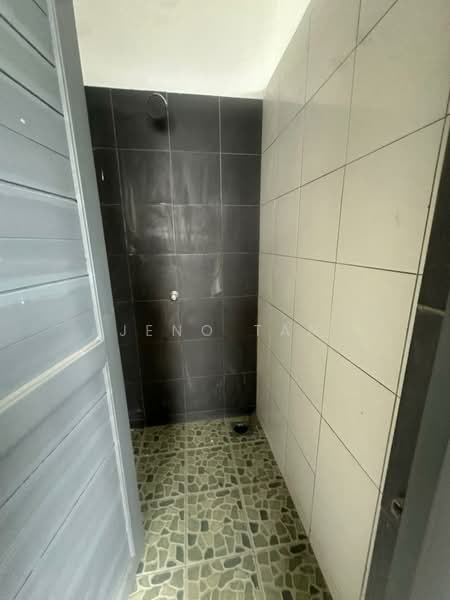 Warehouse for Rent in Kuching (Sarawak) - Jeno Tan - Bathroom - PropertyGuru.com.my