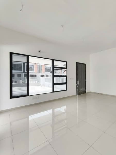 Rumah Teres 2 Tingkat untuk Dijual di Taman Desa Tebrau (Tebrau) - Ivy Low - Living Room - PropertyGuru.com.my