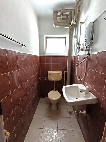 Pangsapuri untuk Disewa di Winner Court A - Kew . - Bathroom - PropertyGuru.com.my